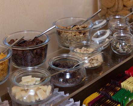 Le petit-déjeuner au BWP Hôtel Le Rondini propose un buffet sucré et salé, produits locaux typiques, biologiques, extraits de fruits et légumes et pour les intolérances.