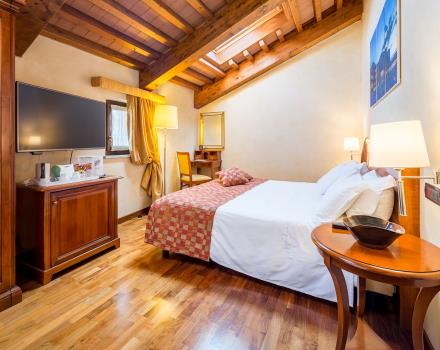Entdecken Sie die Superior-Zimmer des Best Western Plus Hotel Le Rondini, 10 Minuten vom Flughafen Caselle und 20 von Turin entfernt. Mit regenerierende Duschkabine mit Whirlpool und türkischem Bad.