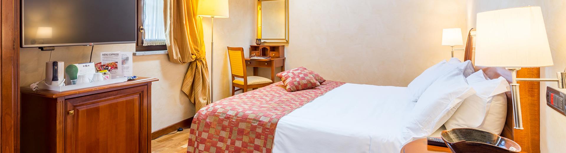 Die Superior Zimmer des Best Western Plus Hotel Le Rondini, nur einen Steinwurf von Turin entfernt, sind Beispiele der Eleganz und des Charmes. Feine Oberflächen, regenerierende Duschkabine mit Whirlpool und türkischem Bad.