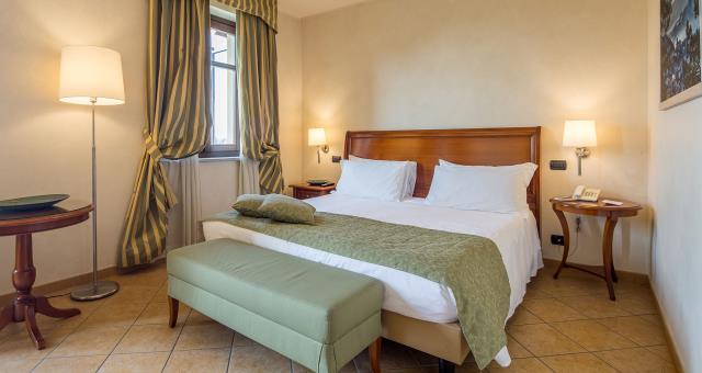Die Standardzimmer des Best Western Plus Hotel Le Rondini, nur einen Steinwurf von Turin und dem Flughafen entfernt, wurden geschaffen, um Sie sanft in eine raffinierte und familiäre Atmosphäre zu versetzen