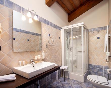 Su habitación con ducha multifunción con hidromasaje y baño turco en el Best Western Plus Hotel Le Rondini a 10 minutos del aeropuerto de Turín Caselle y 20 de Turín.