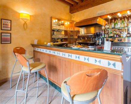 Die Bar des Best Western Plus Hotels Le Rondini, in der Nähe von Turin und dem Flughafen ist es ideal für die Organisation und Personalisierung von Kaffeepausen, Geschäftsessen und Aperitifs.