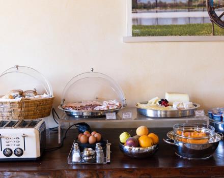 Das Frühstück im BWP Hotel Le Rondini bietet ein reichhaltiges süßes und herzhaftes Buffet sowie typische regionale Produkte aus biologischem Anbau für Unverträglichkeiten und Extrakte aus Obst und Gemüse