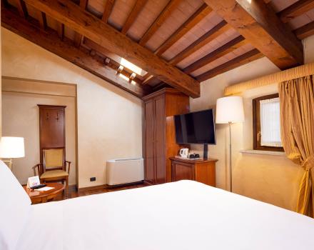 Descubra las habitaciones superiores del BWP Hotel Le Rondini, a 10 minutos del aeropuerto de Caselle y a 20 de Turín, con ducha regeneradora con hidromasaje y baño turco
