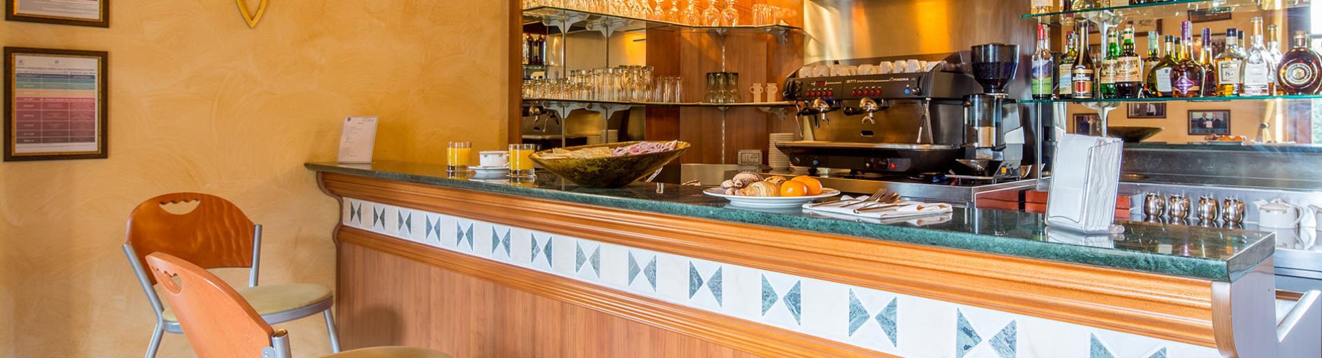Die Lounge Bar des Best Western Plus Hotels Le Rondini, in der Nähe von Turin und dem Flughafen ist es ideal für die Organisation und Personalisierung von Kaffeepausen, Geschäftsessen und Aperitifs
