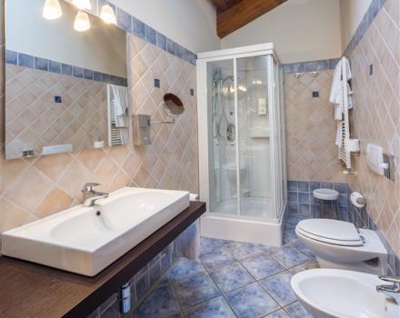 Las habitaciones Superior del Best Western Plus Hotel Le Rondini, situadas cerca de Turín, son joyas de elegancia y sugerencia. Acabados finos, cabina de ducha rejuvenecedora con bañera de hidromasaje y baño de vapor.