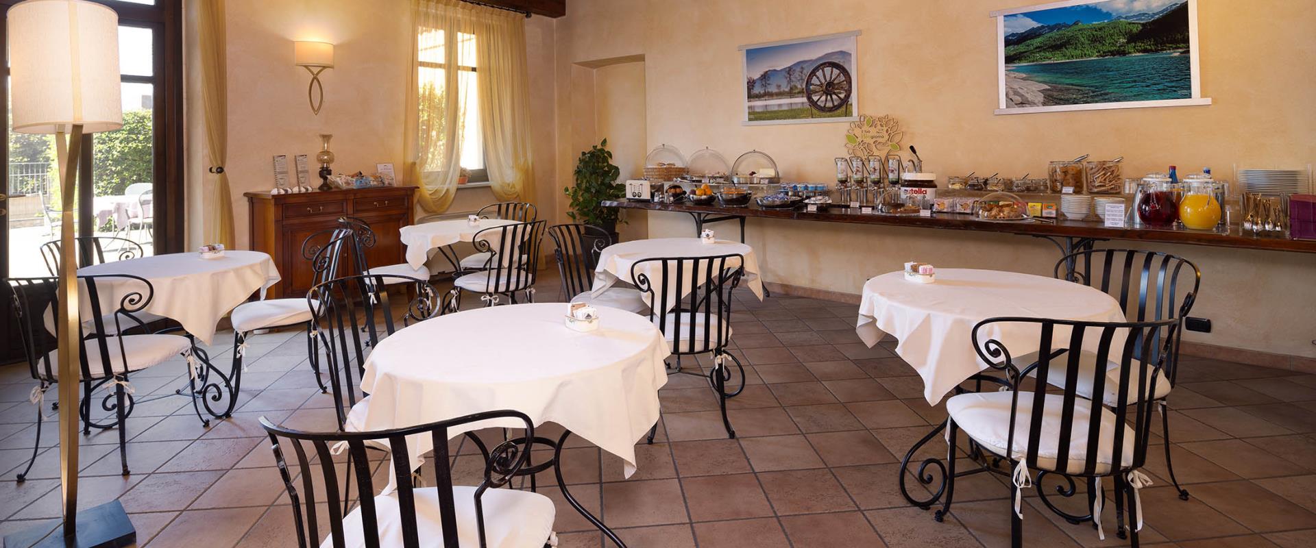 La colazione al BWP Hotel Le Rondini offre un ricco buffet dolce e salato, prodotti tipici locali, biologici, per intolleranze ed estratti di frutta e verdura.